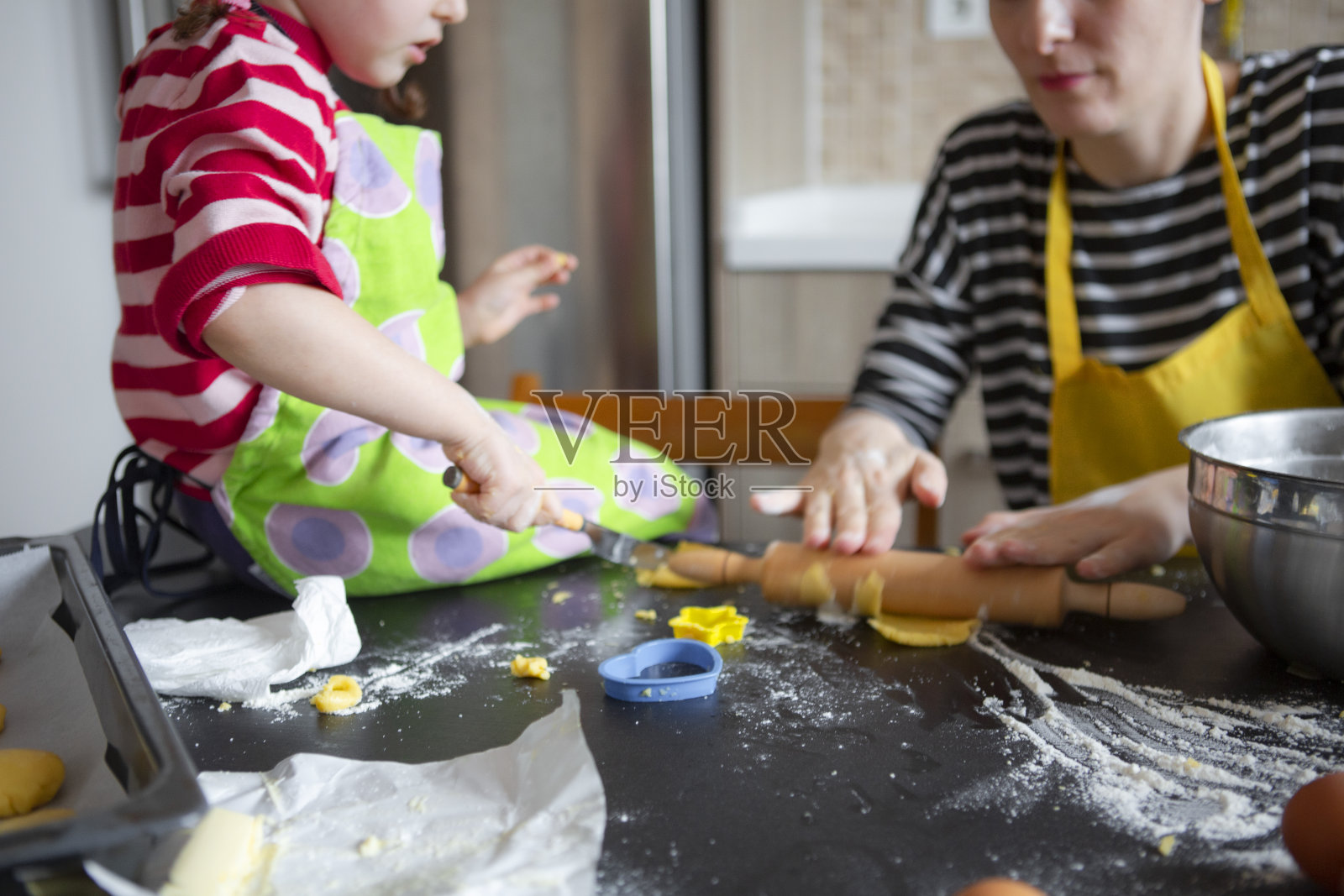 快乐的母女在厨房里照片摄影图片