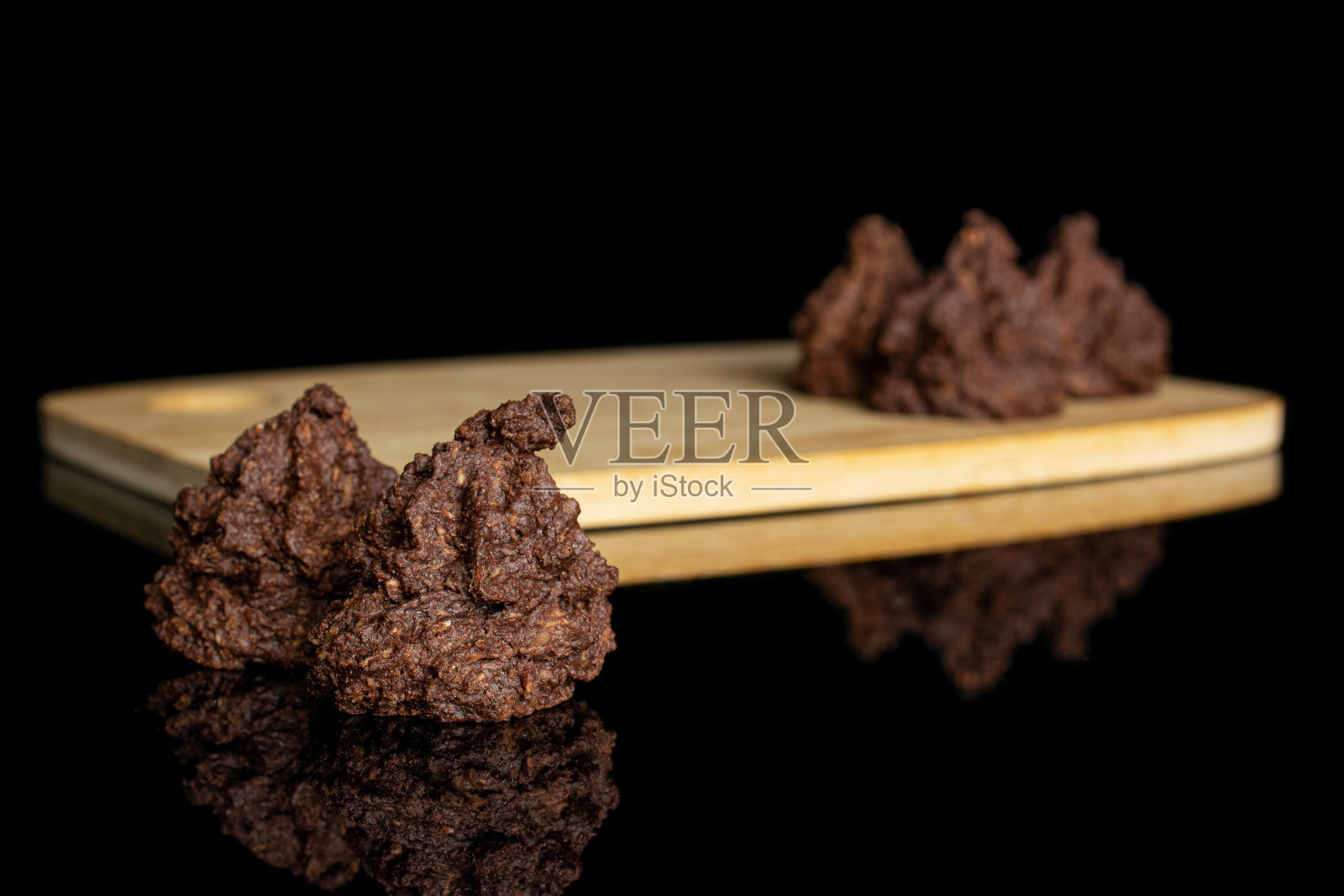 椰子可可饼干隔离在黑色玻璃上照片摄影图片