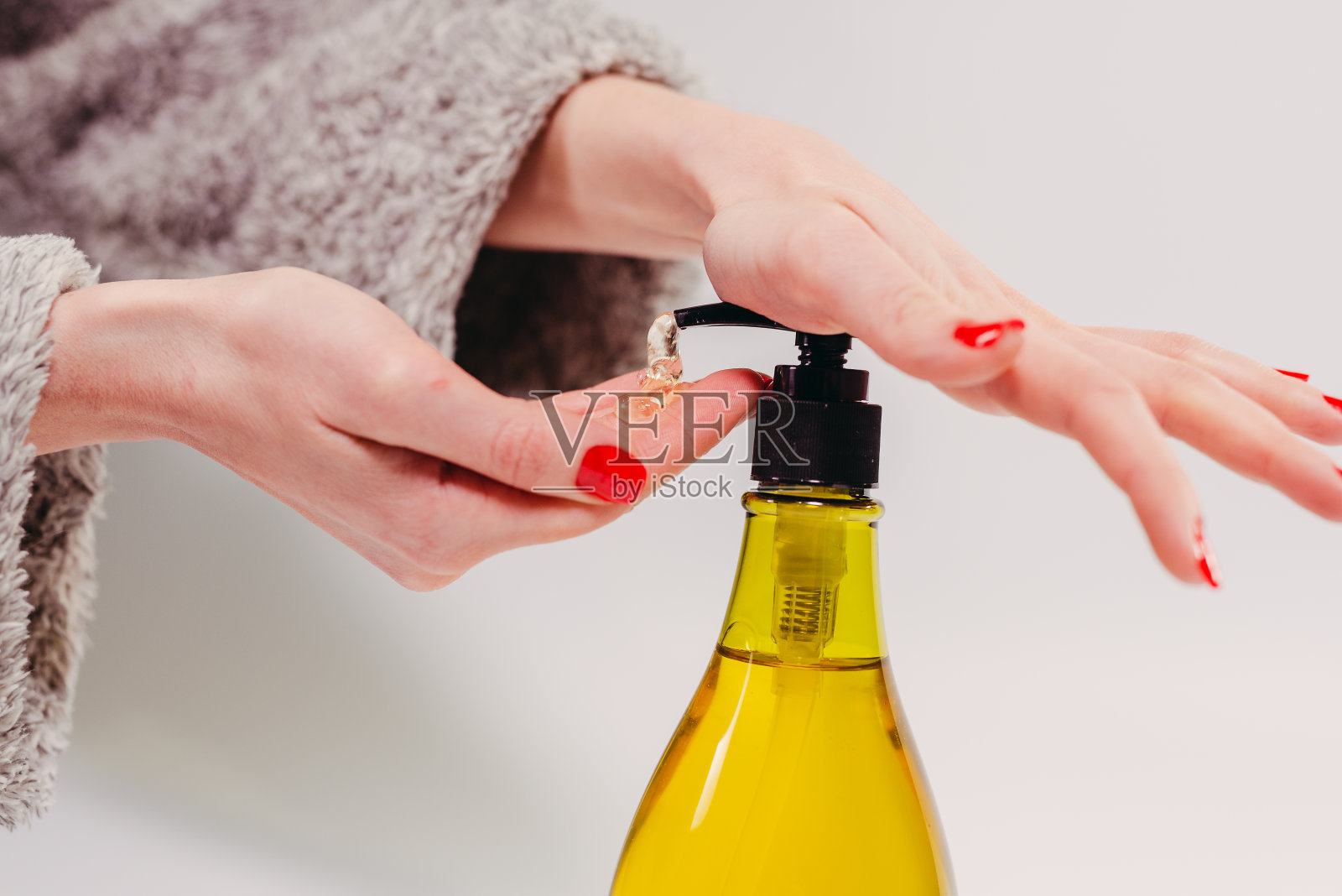 液体肥皂。洗手用的肥皂瓶子。照片摄影图片