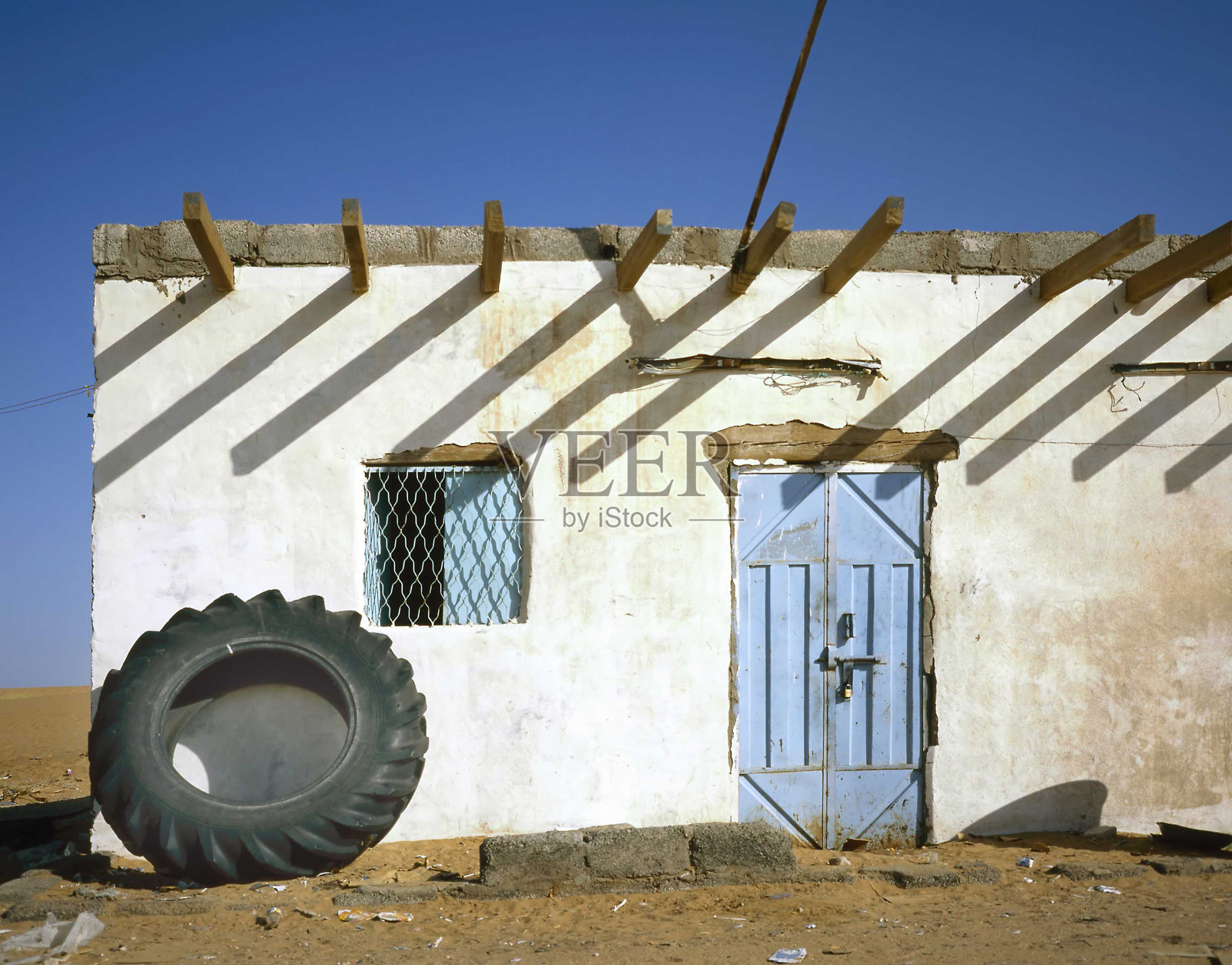 阿拉伯沙漠中的轮胎修理店照片摄影图片