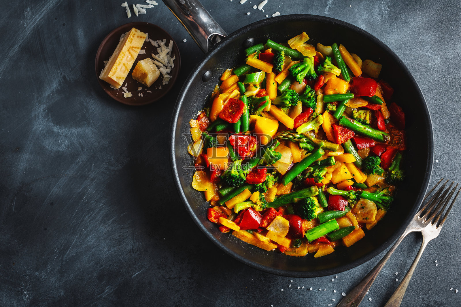 用平底锅蘸酱炒蔬菜照片摄影图片