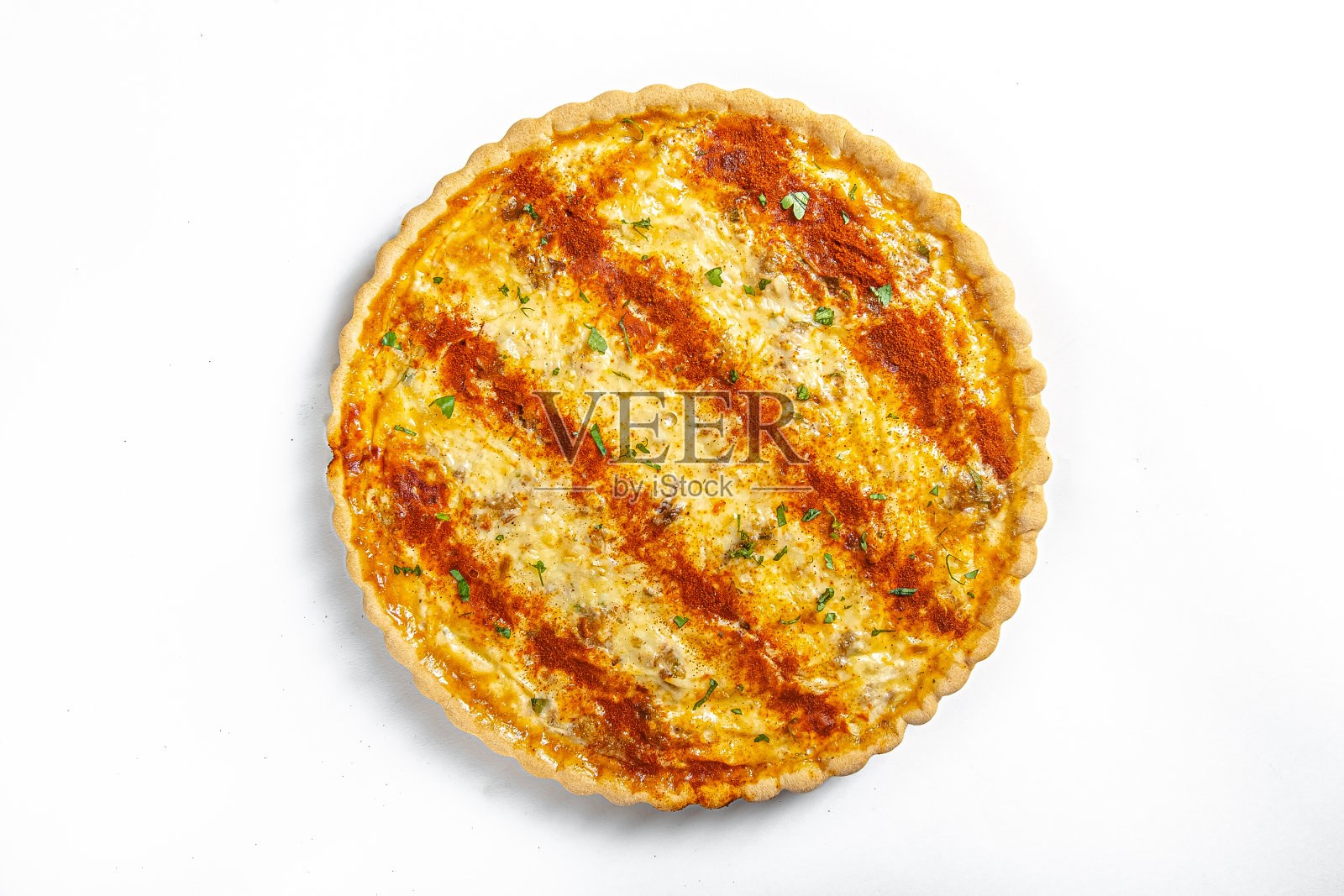 白色孤立背景，奶酪派，红辣椒，樱桃番茄，绿色照片摄影图片