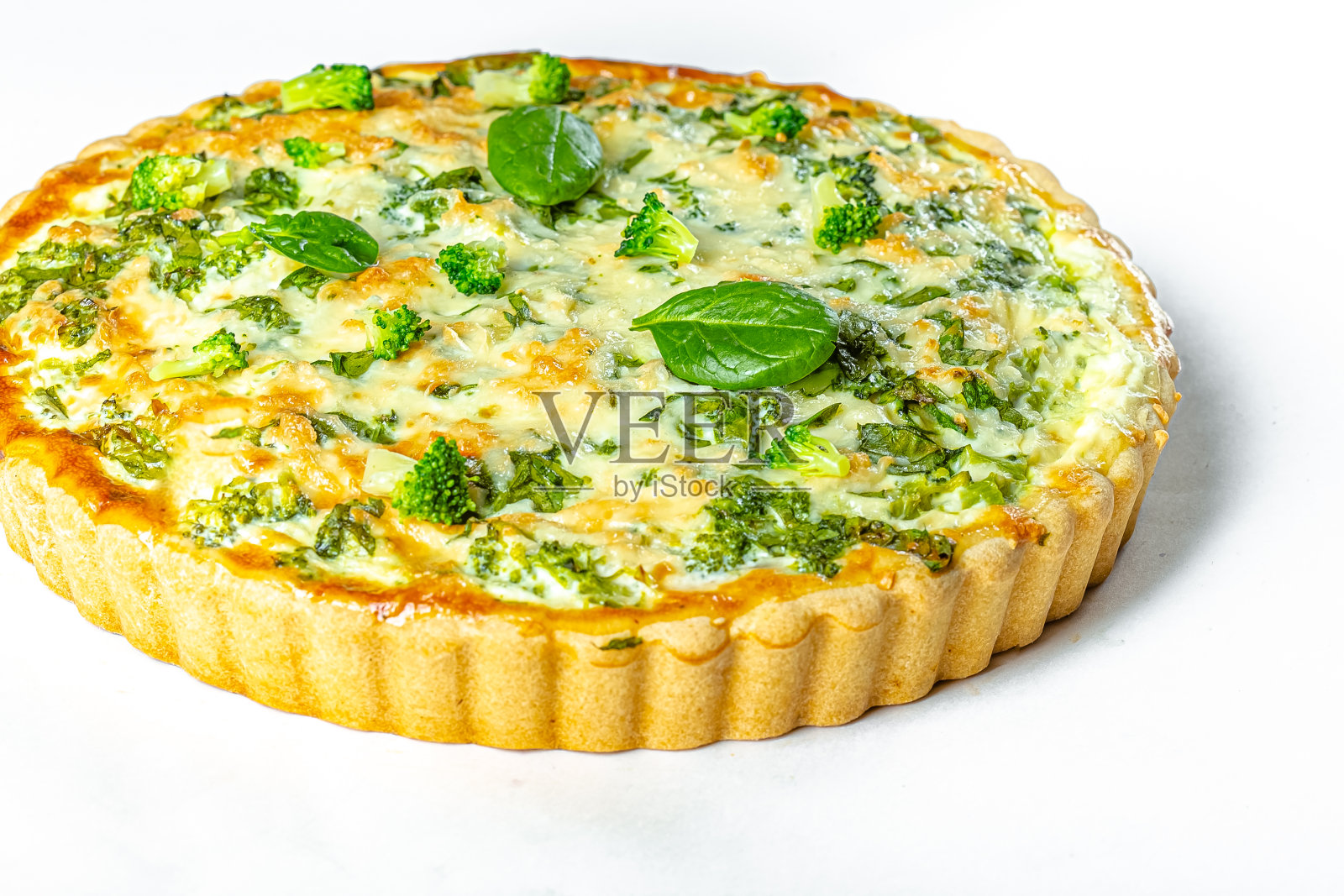 白色背景，有罗勒，红色鱼，新鲜香草和西兰花照片摄影图片