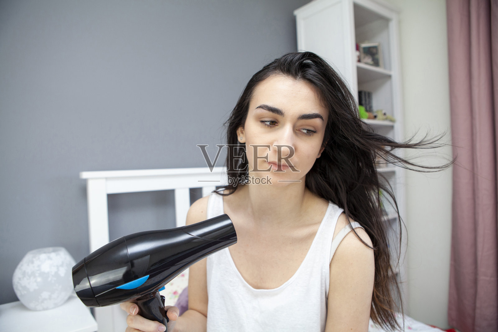 青少年吹干头发照片摄影图片