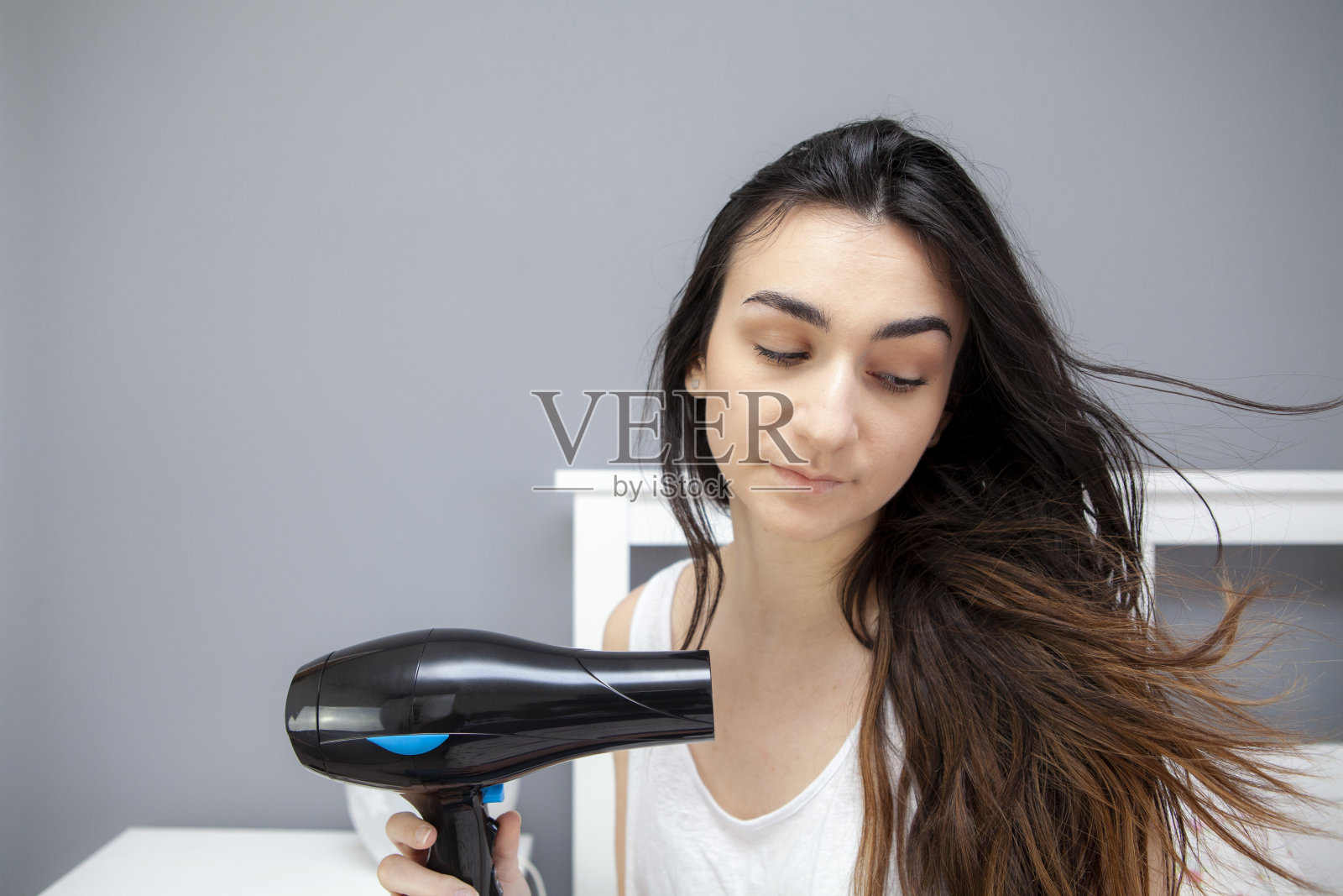 青少年吹干头发照片摄影图片