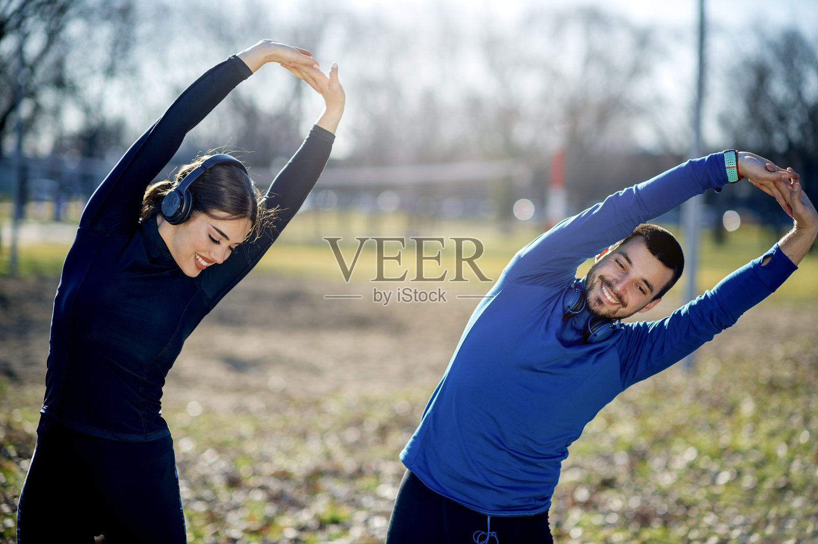 年轻夫妇一起伸展身体照片摄影图片