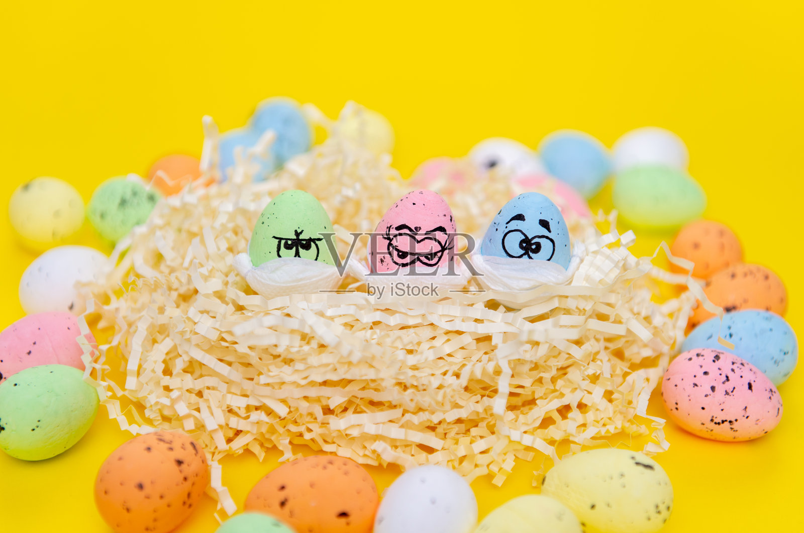 带眼睛的彩蛋，复活节的面具。用三个有趣的蛋做窝照片摄影图片