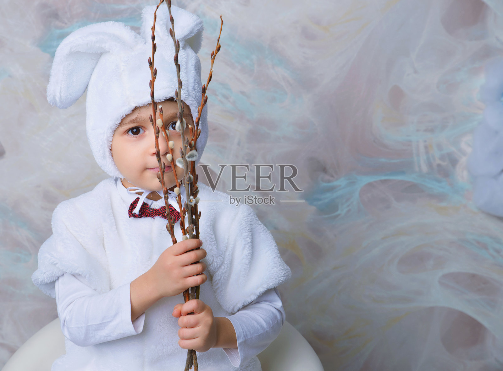 穿着白色复活节兔子服装的小男孩照片摄影图片