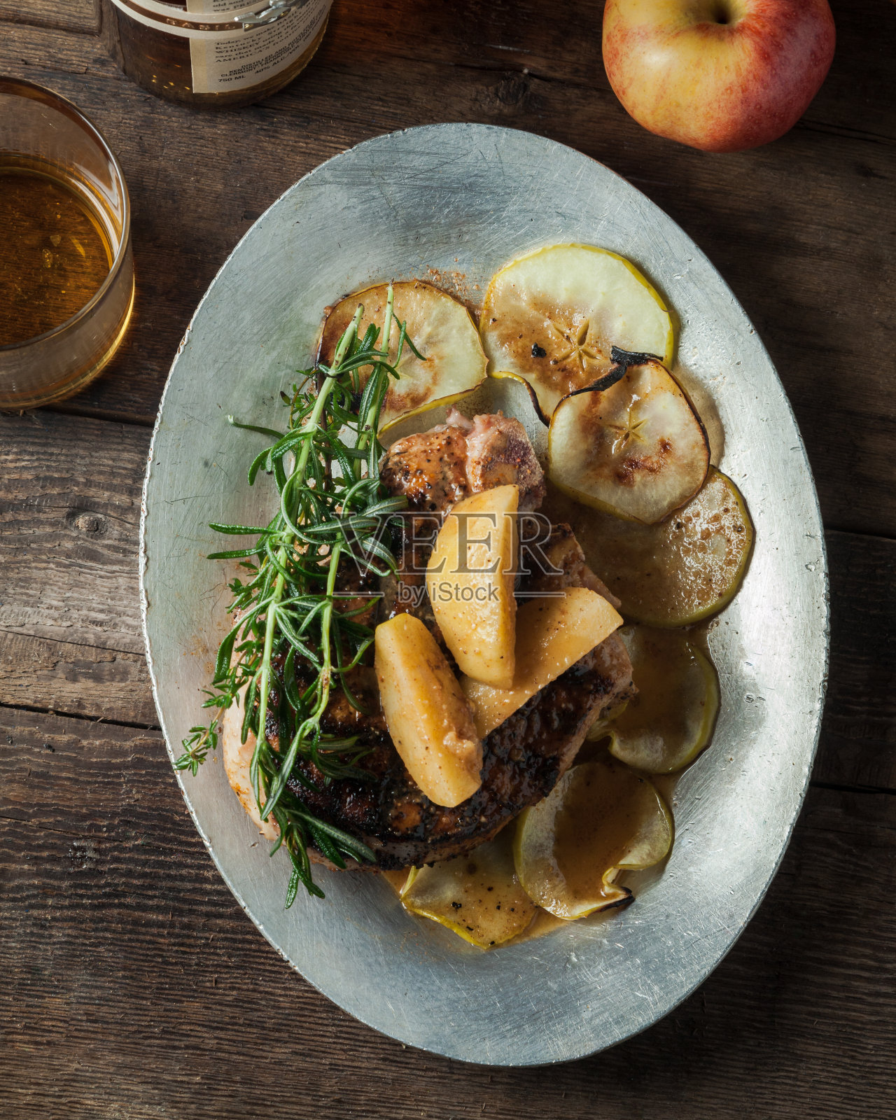 烤猪排配波本香枫苹果配烤土豆照片摄影图片