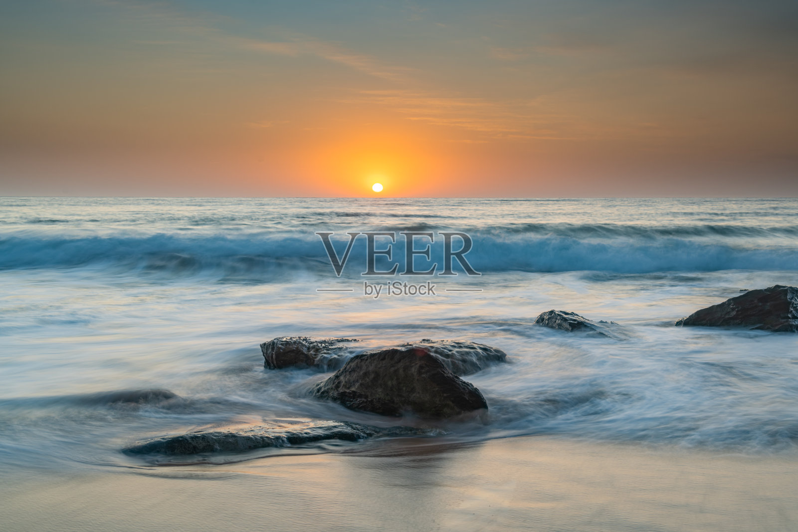 柔和的日出海景和一些轻云照片摄影图片