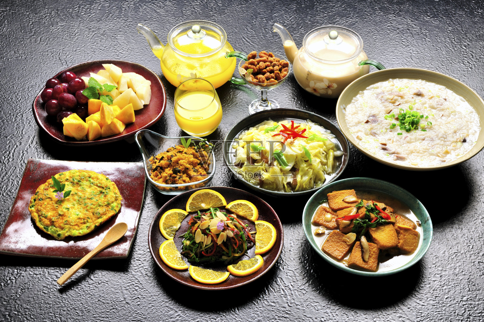 黑色的桌子上的盘子里盛着各种各样的食物照片摄影图片