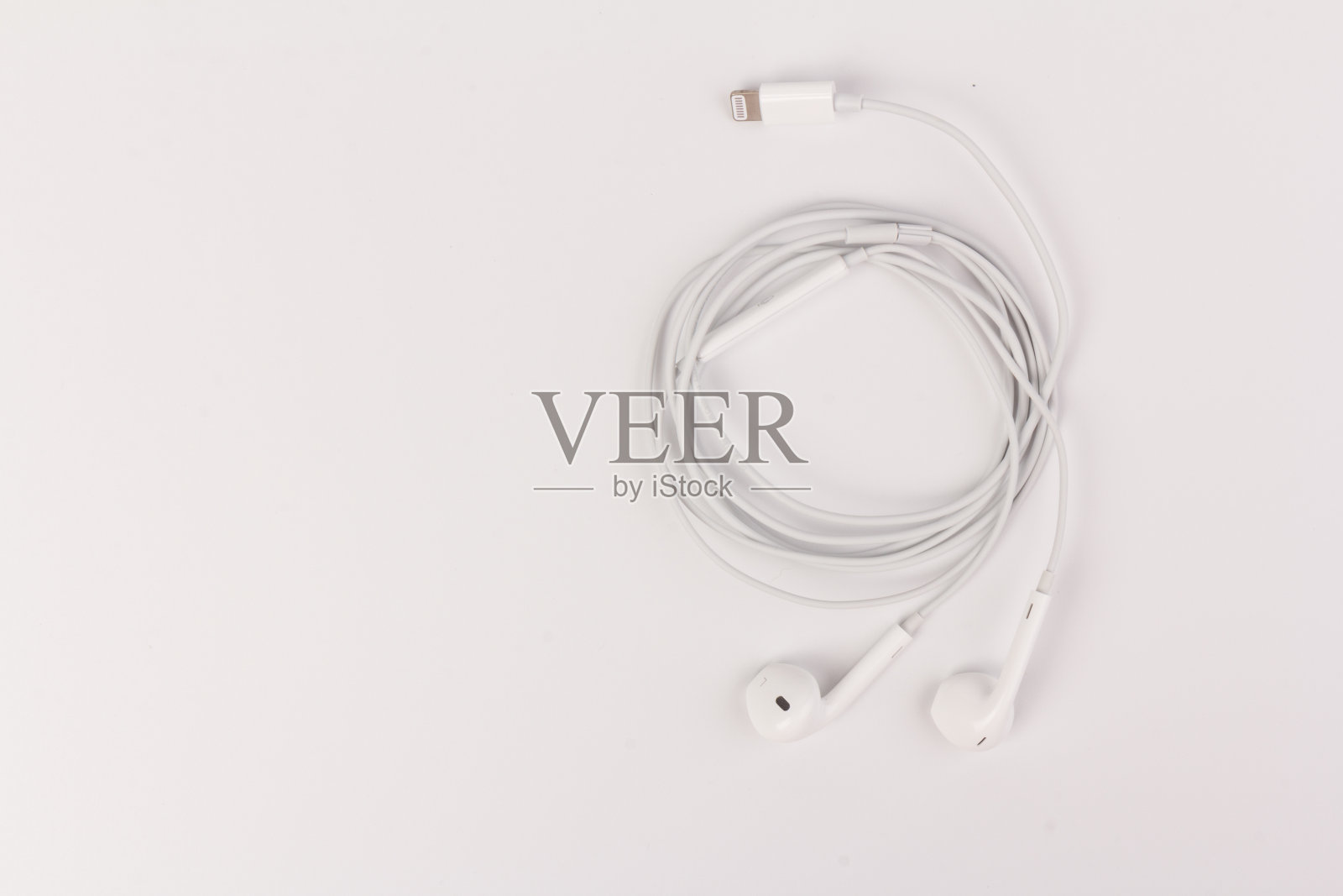 白色耳机与耳机在白色隔离背景照片摄影图片