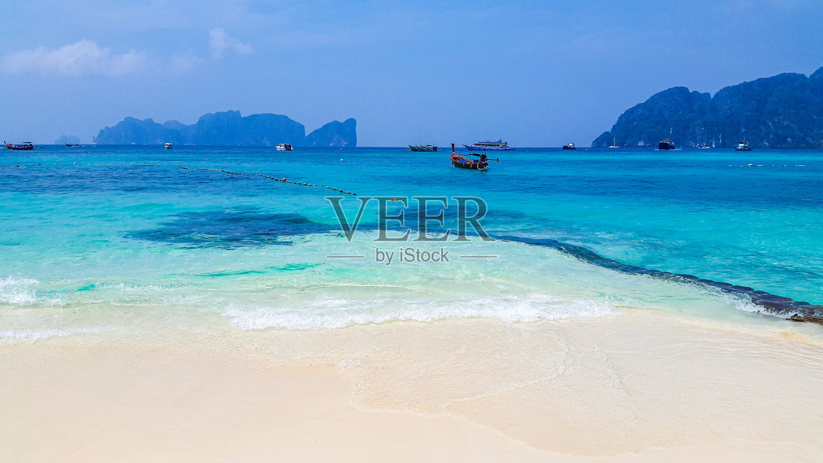 泰国皮皮岛的长尾船照片摄影图片