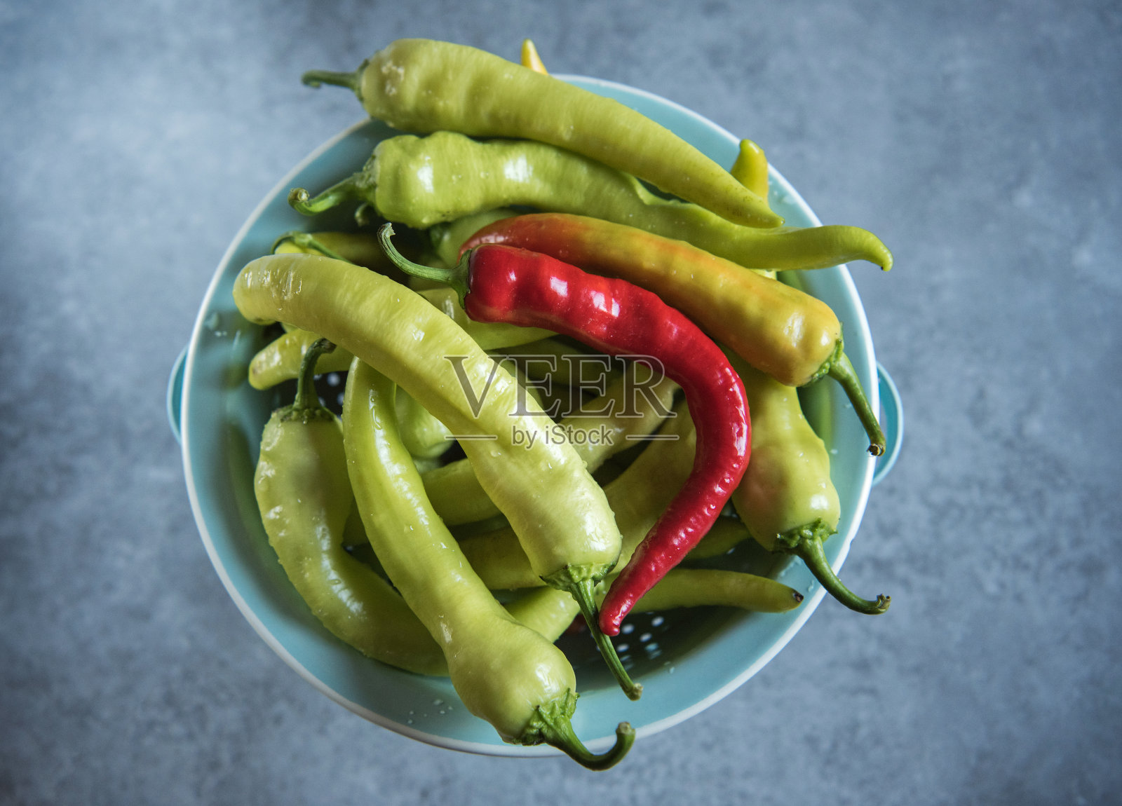 蓝色滤网中的长绿红椒照片摄影图片