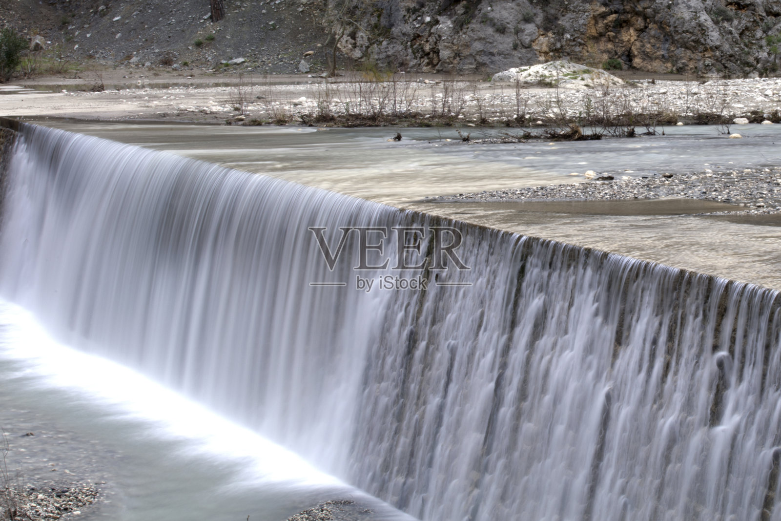 瀑布漫过大坝照片摄影图片