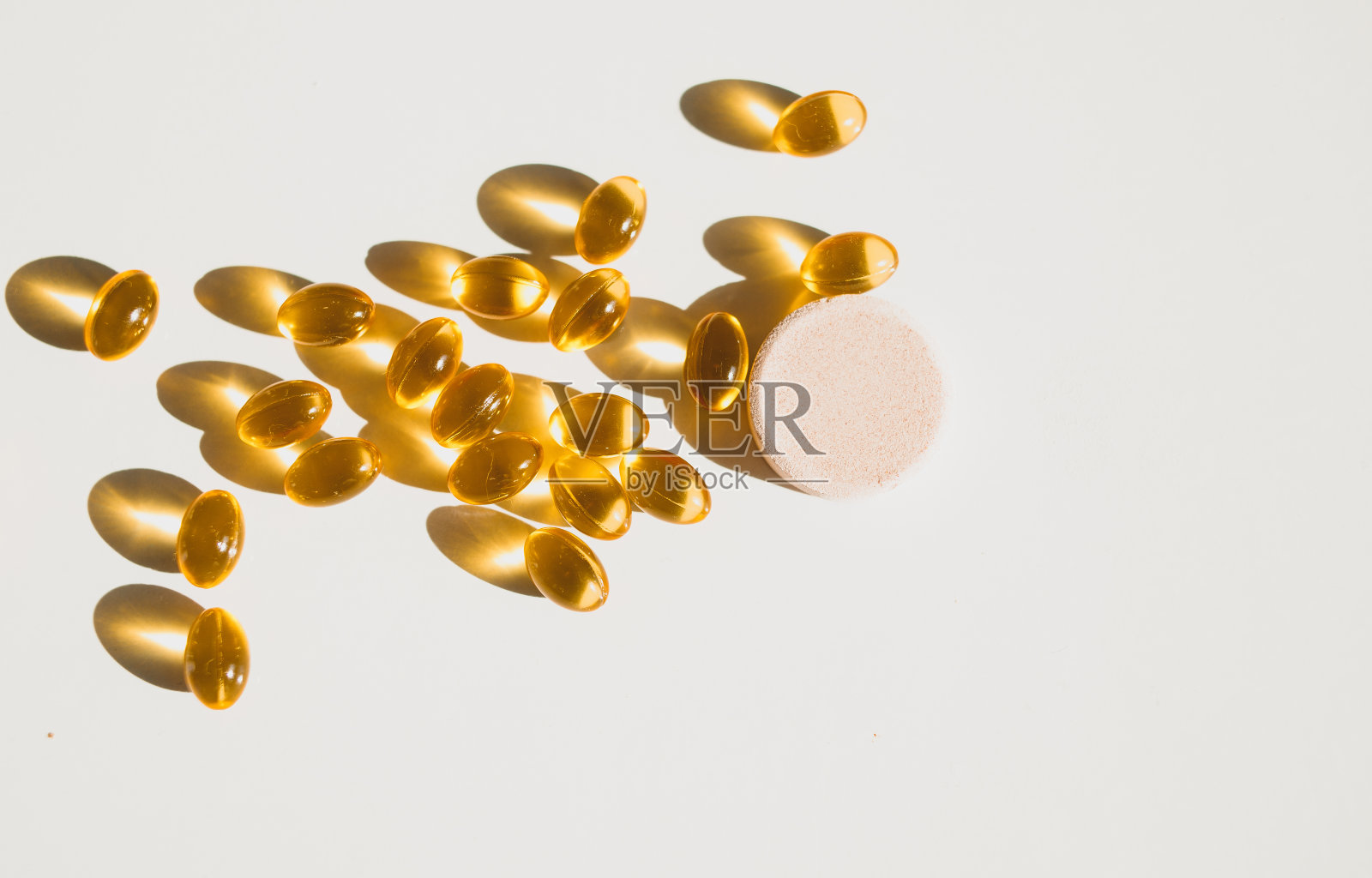鱼肝油胶囊在玻璃瓶中孤立在白色背景照片摄影图片