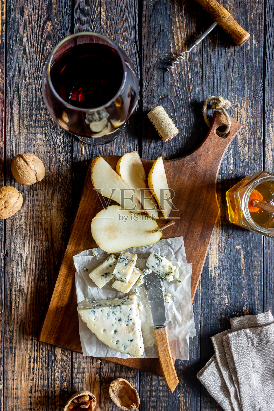 奶酪拼盘配蓝奶酪和梨。葡萄酒的零食。意大利菜。素食。健康饮食。照片摄影图片