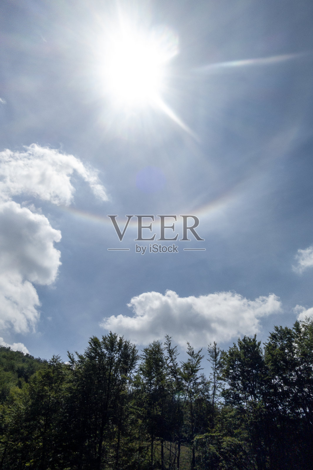 在没有云的天空中出现倒虹的罕见现象照片摄影图片