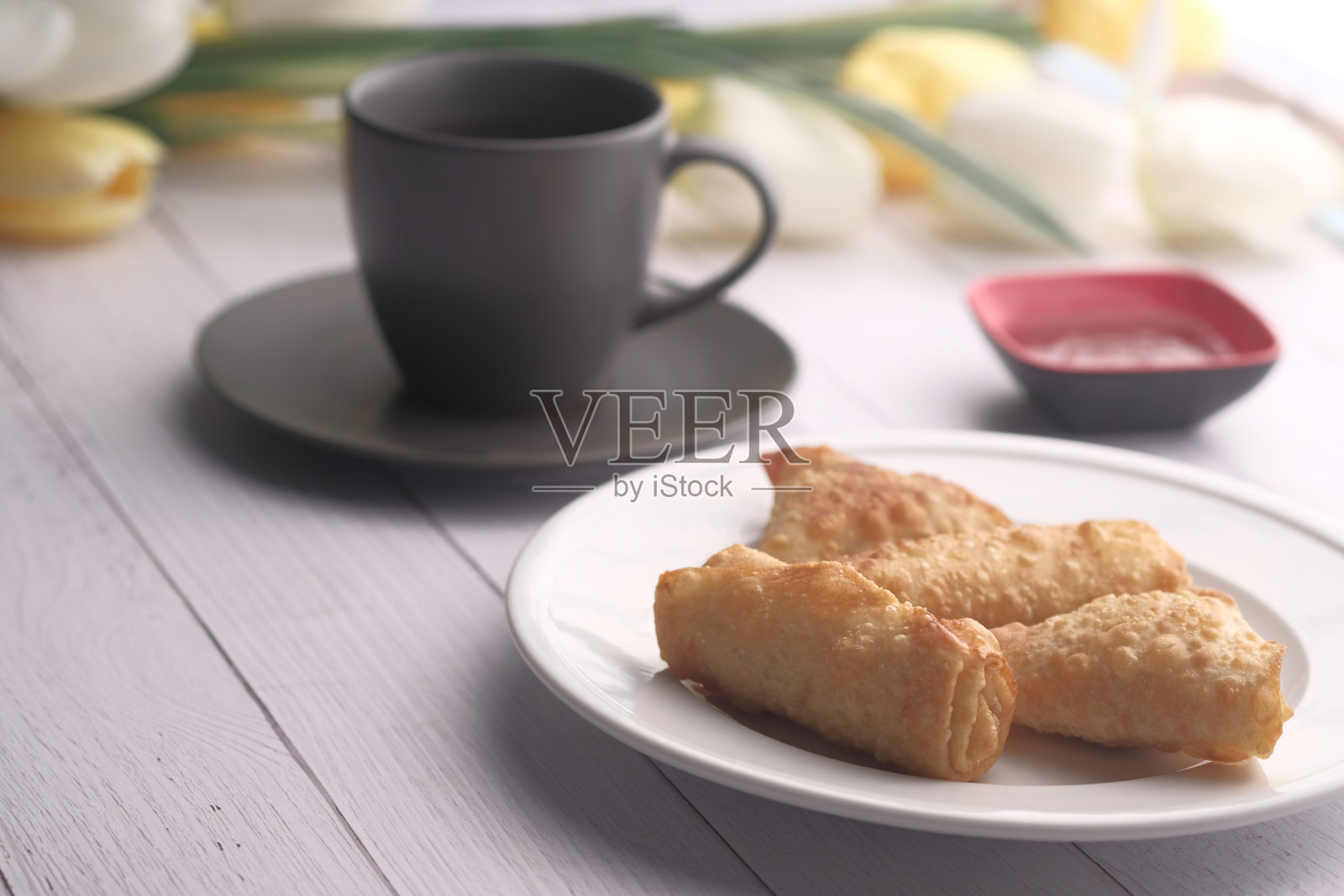 木桌上放着新鲜的印度萨莫萨辣椒酱照片摄影图片