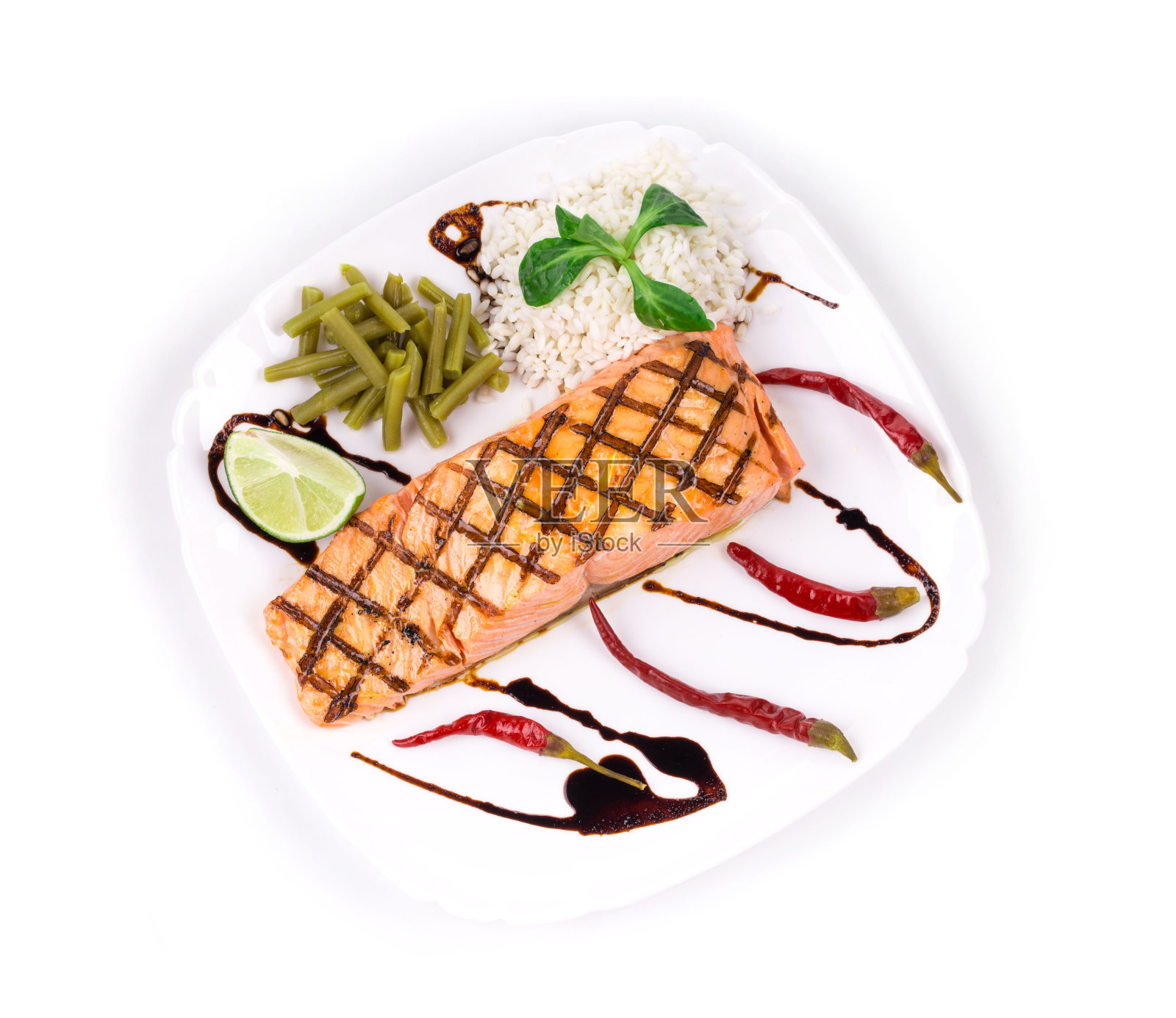 三文鱼片配意大利调味饭。照片摄影图片