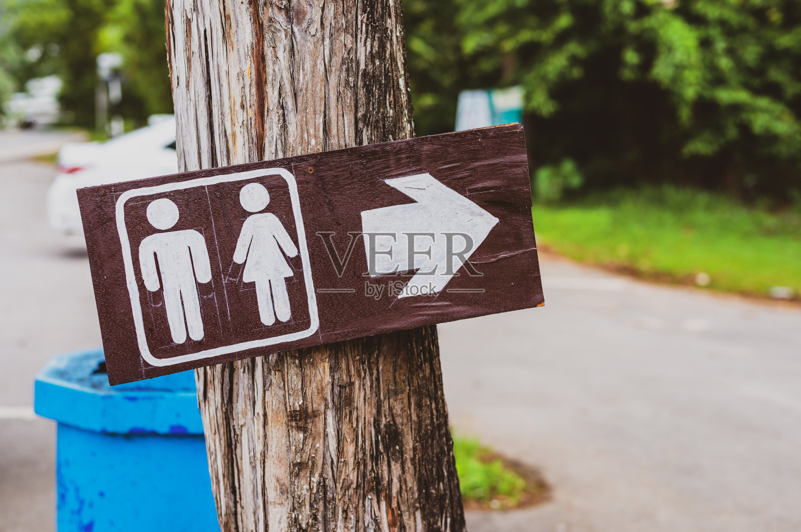 公园户外厕所的厕所标志。照片摄影图片