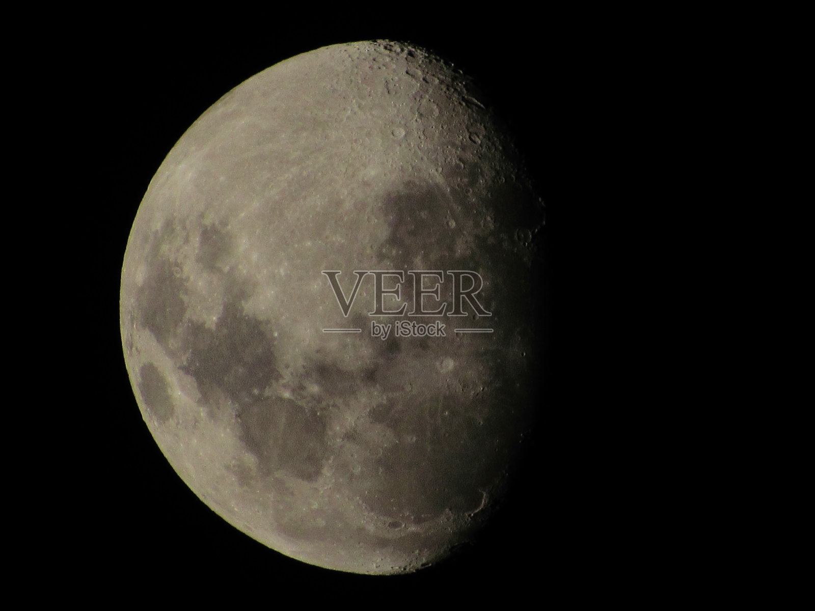 在南半球的黑色天空下观察到的娥眉月。照片摄影图片