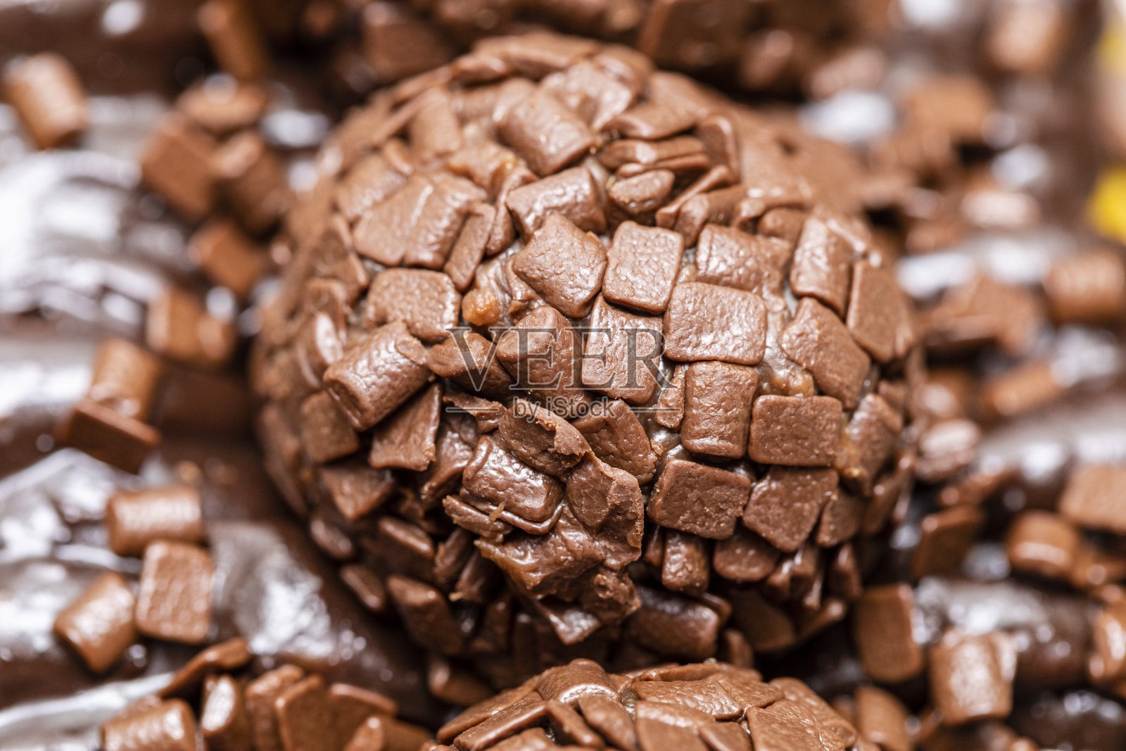 精美的复活节彩蛋，配牛奶焦糖，饼干和巧克力。照片摄影图片