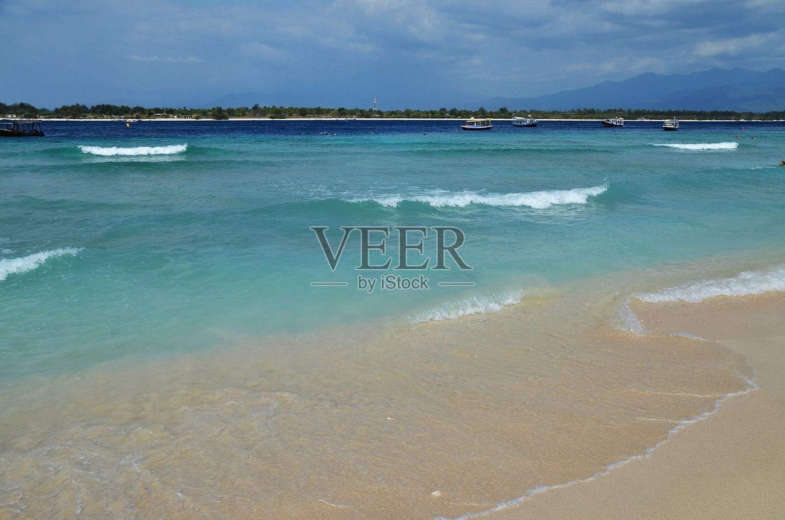 Gili Trawangan海滩清澈湛蓝的海水照片摄影图片