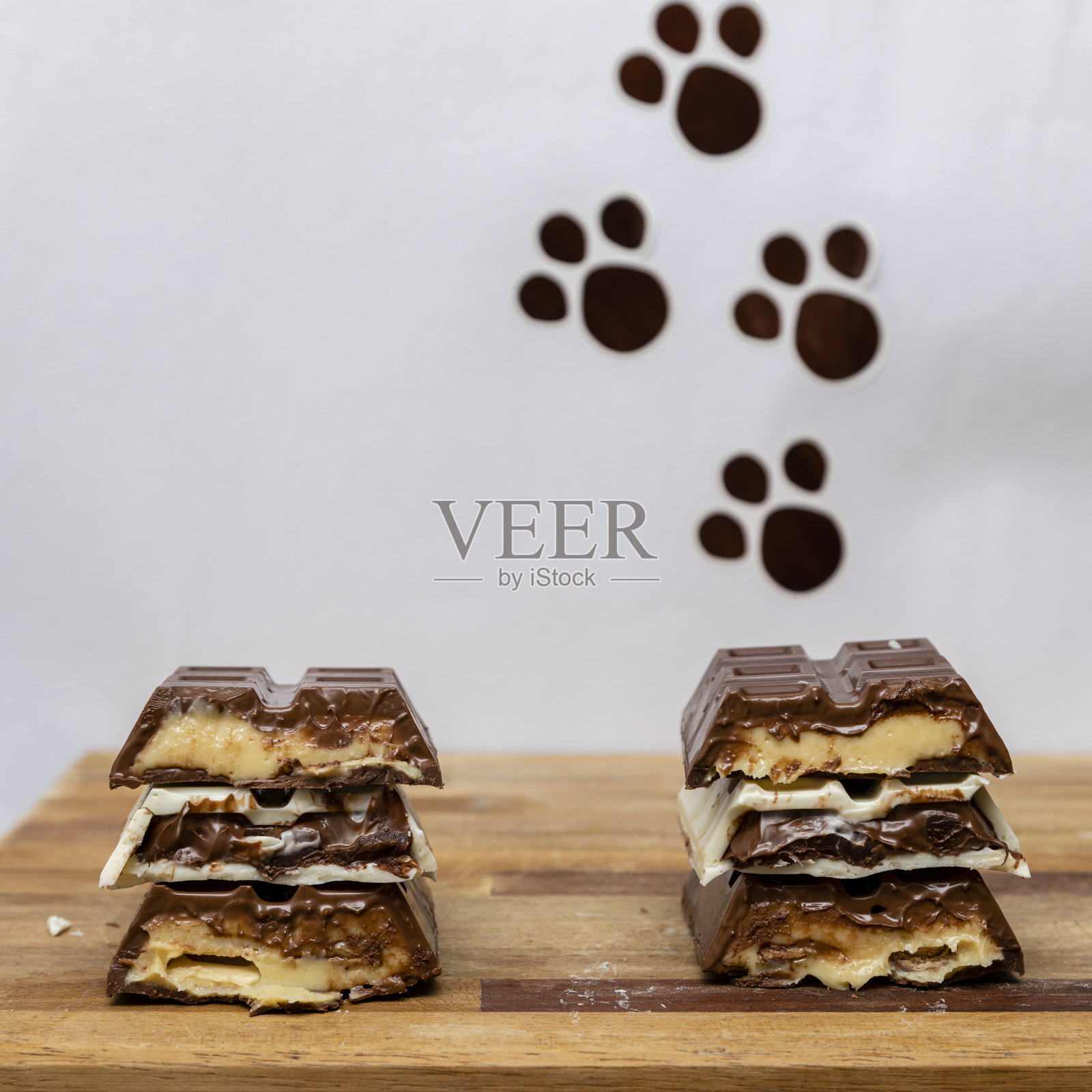 复活节装饰的填充巧克力棒。照片摄影图片