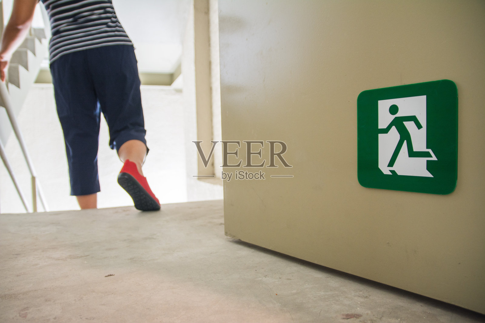 走向紧急消防出口的女人照片摄影图片