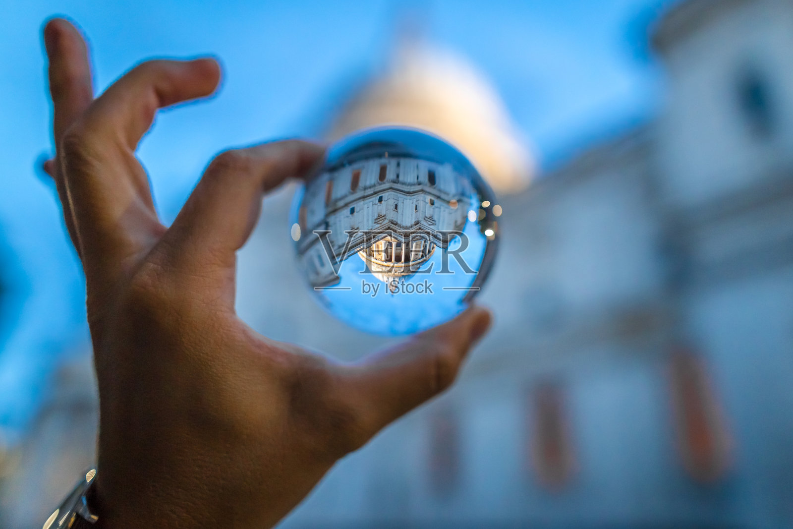 透过水晶球观看圣保罗照片摄影图片