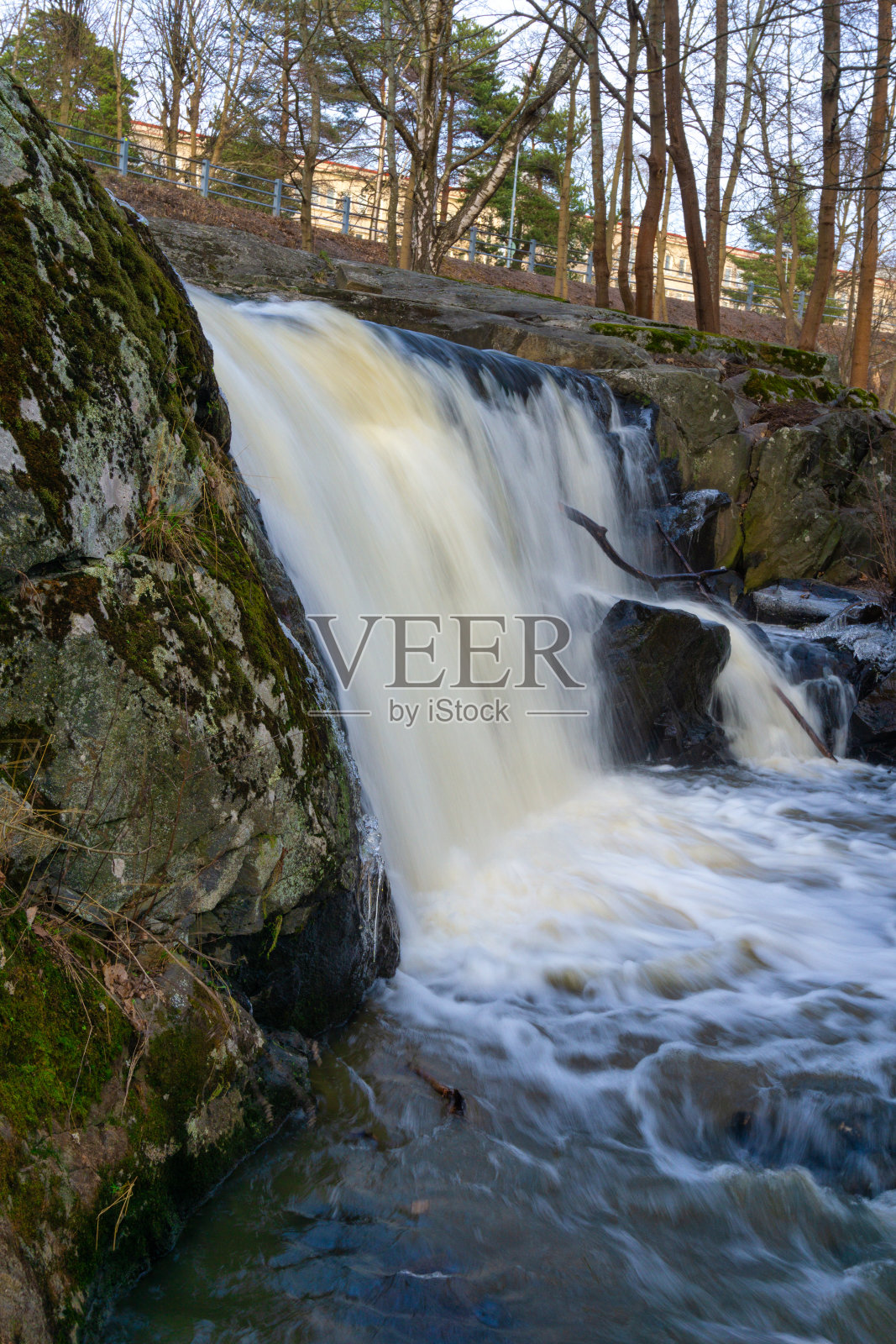 Strömberginkoski waterfall Mätäjoki河中的一个小瀑布，流经芬兰乌西玛市赫尔辛基西北部Pitäjänmäki地区照片摄影图片