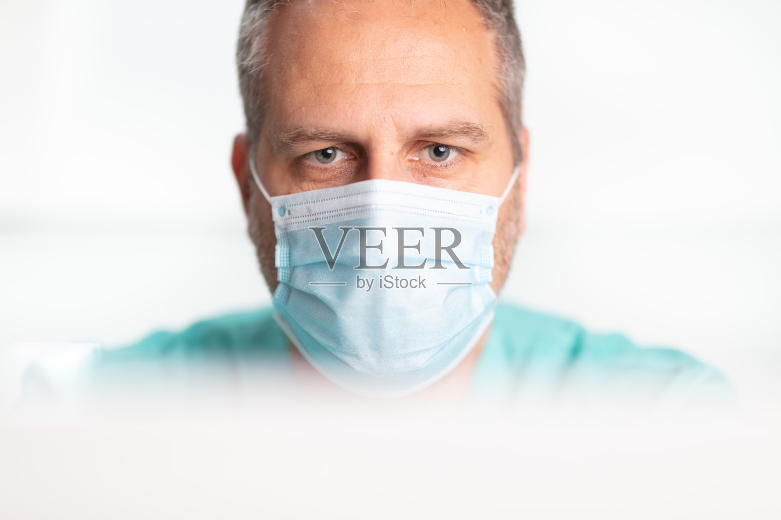 戴防护口罩的中年男人特写照片摄影图片