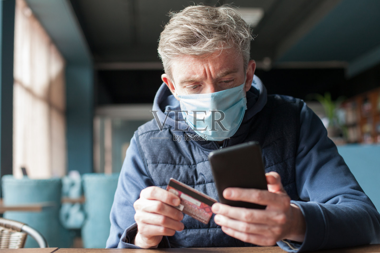 一个50岁老人的室内肖像照片摄影图片