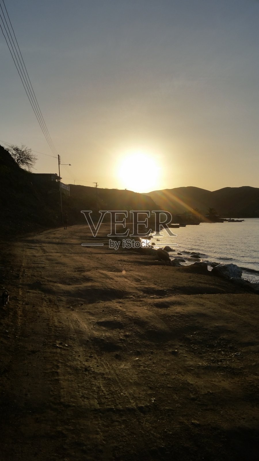 美丽的日出和灿烂的太阳，在美丽的夜晚和粉红色的大月亮之后照片摄影图片