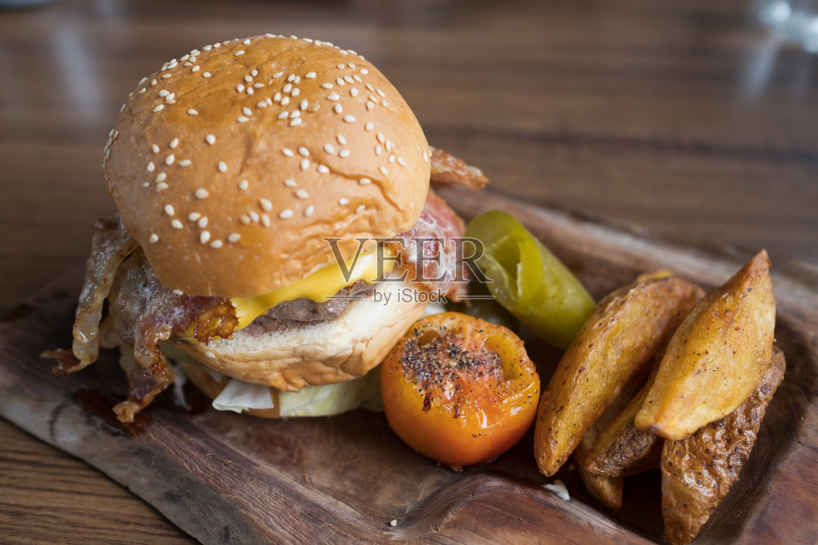以木头为背景的汉堡，不健康的食物照片摄影图片