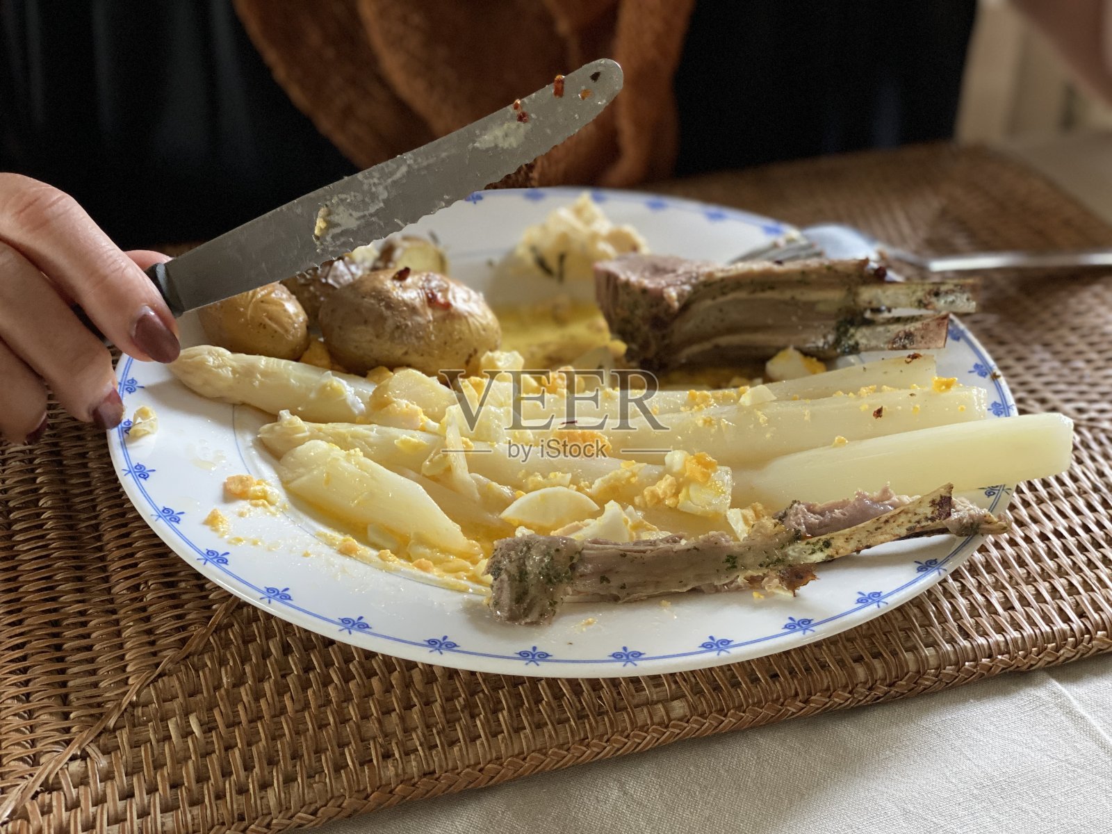 芦笋配羊排照片摄影图片