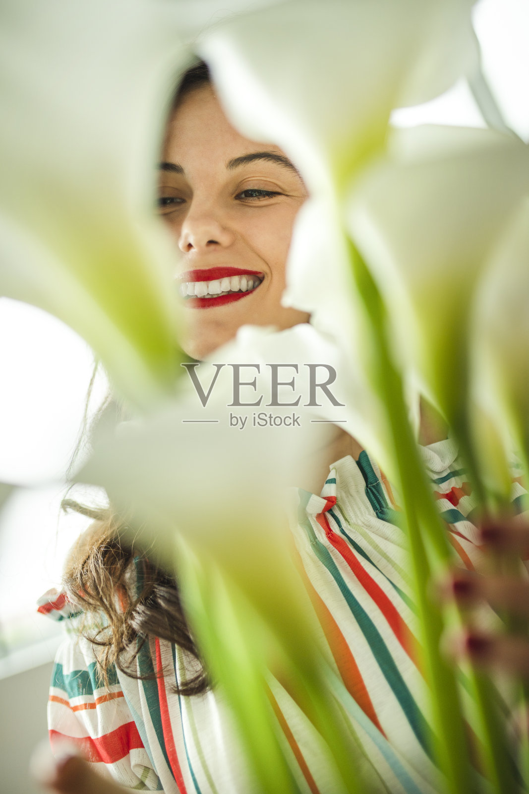 在花瓶里安排电话的女人照片摄影图片