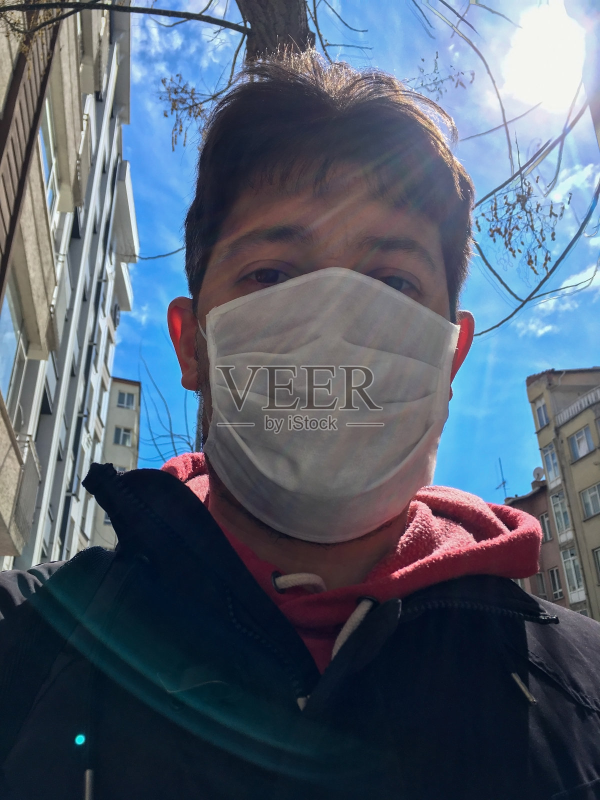 新冠疫情期间戴口罩的城市街道男子照片摄影图片