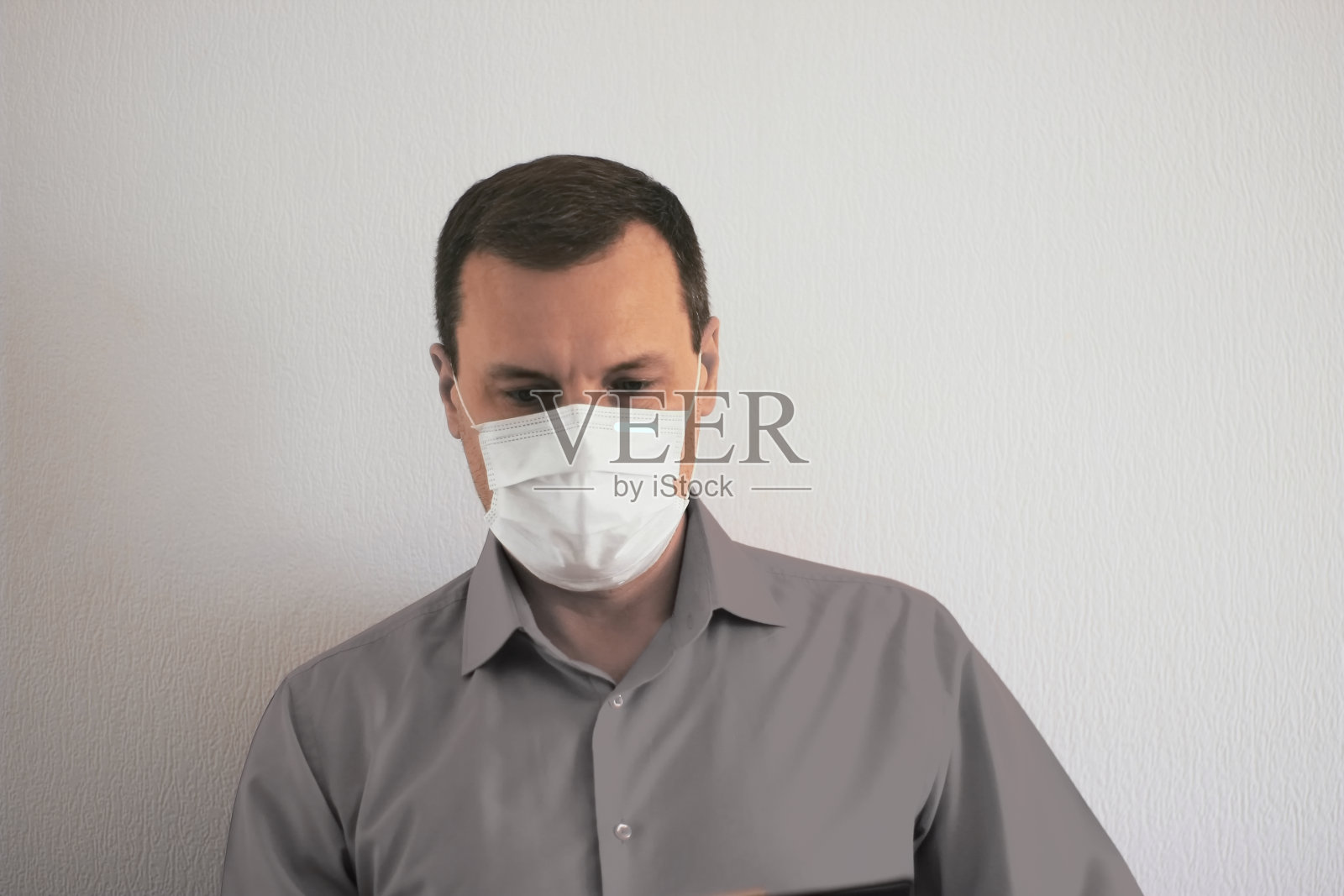 佩戴医用口罩的员工照片摄影图片