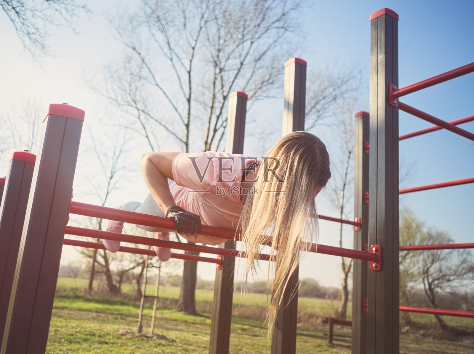 在公园里锻炼的女人照片摄影图片