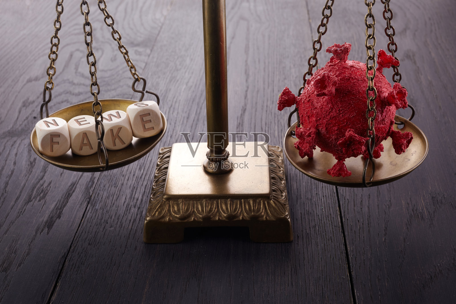 社交媒体的概念。冠状病毒假新闻概念。木背景比例照片摄影图片