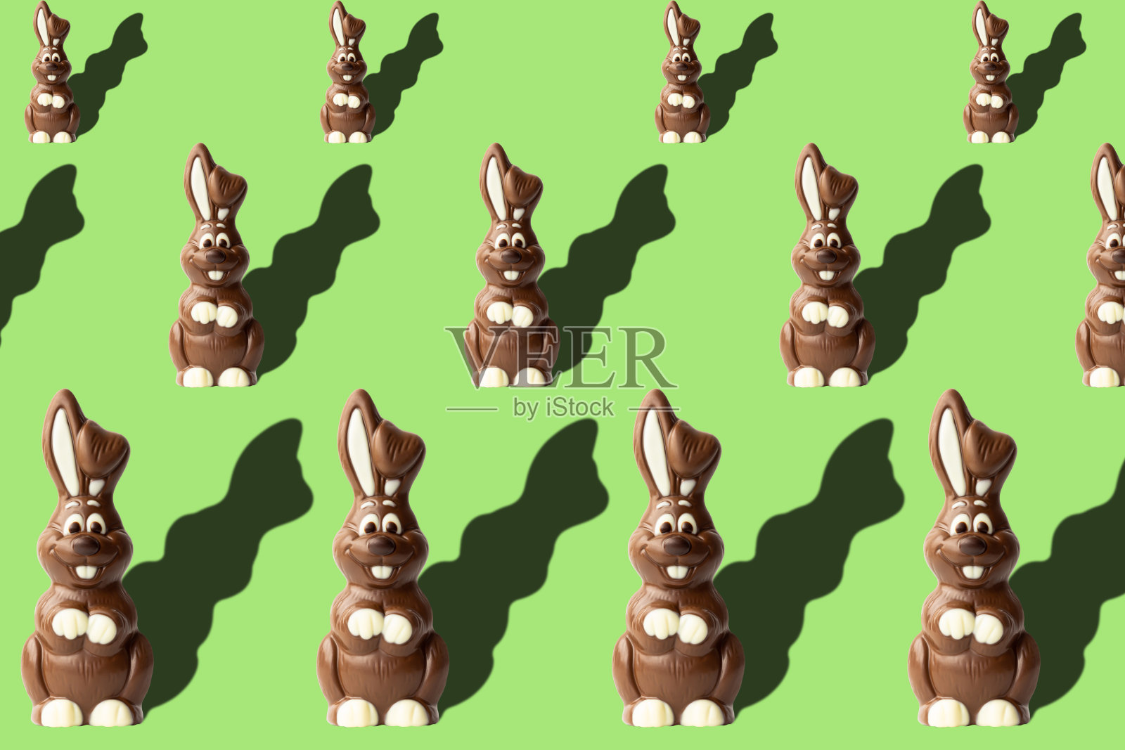 复活节图案与巧克力兔子在浅绿色的背景照片摄影图片