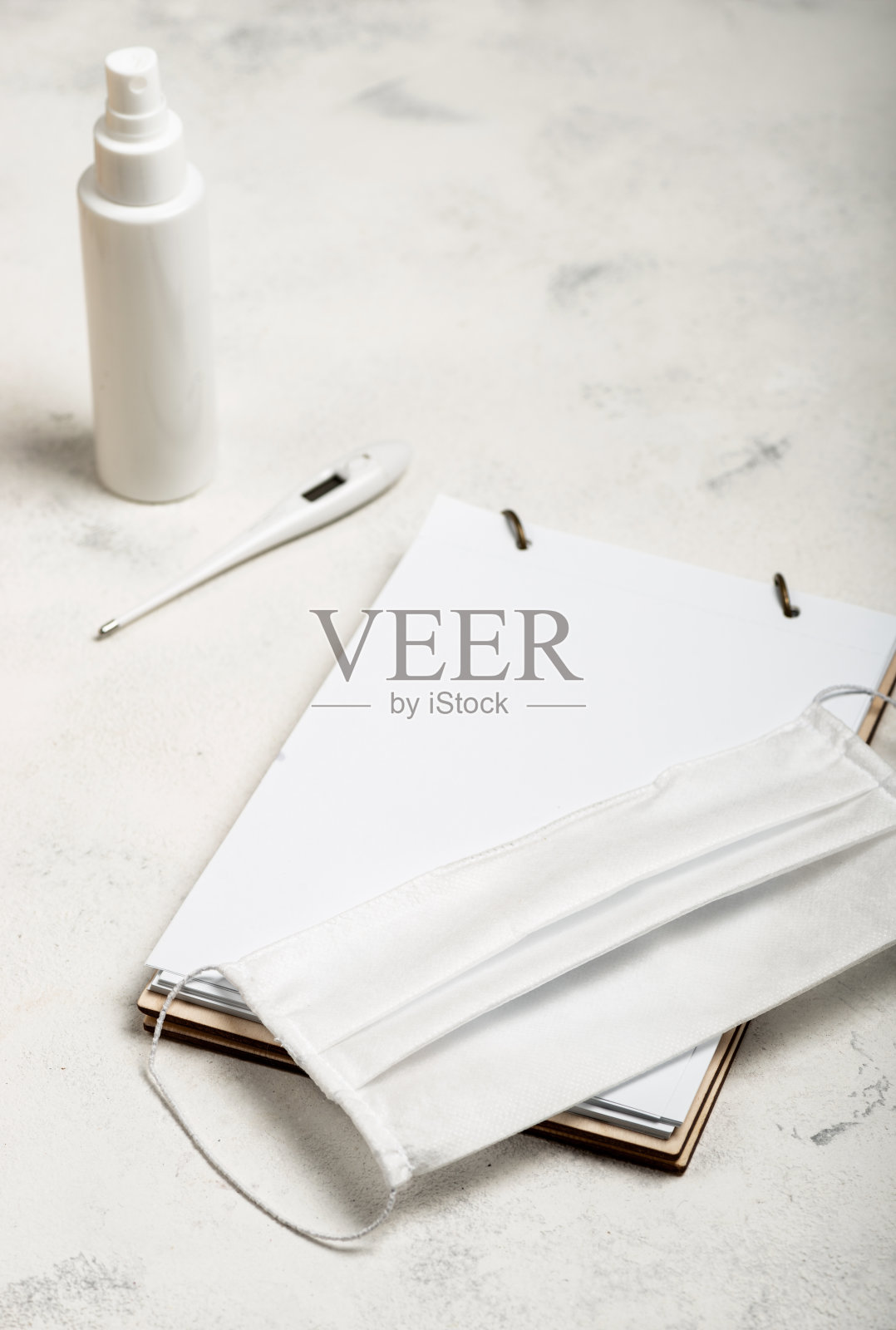 日常生活中个人防护所需的杀毒用品。抗击冠状病毒的概念。照片摄影图片