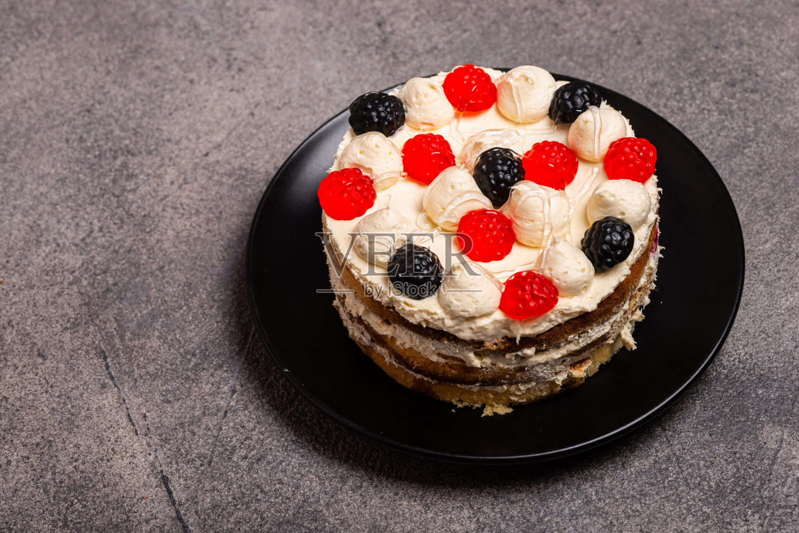 灰色高贵背景上的马斯卡泊尼乳酪蛋糕。文本复制空间照片摄影图片