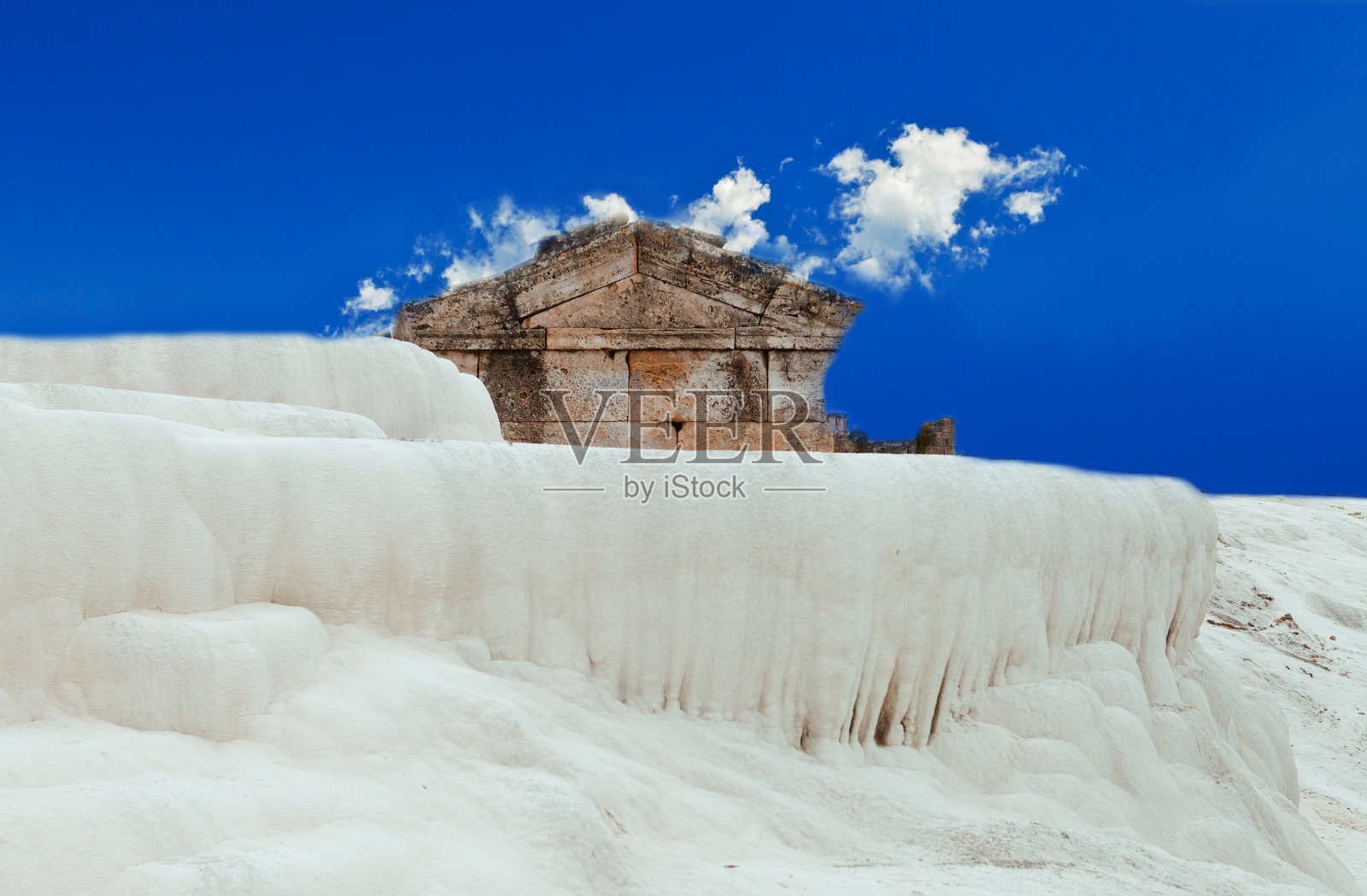 希拉波利斯是一座位于土耳其西南部丹尼兹利省帕穆凯勒的温泉上的古城。这里是联合国教科文组织的世界遗产。照片摄影图片