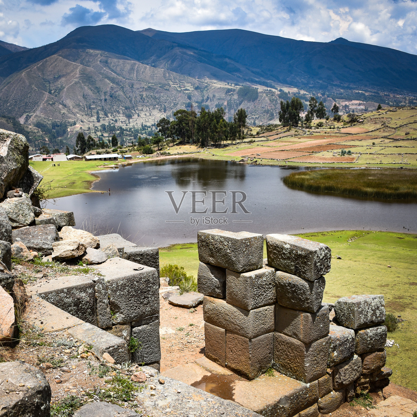 秘鲁阿亚库乔Intiwatana和Pumacocha考古遗址照片摄影图片