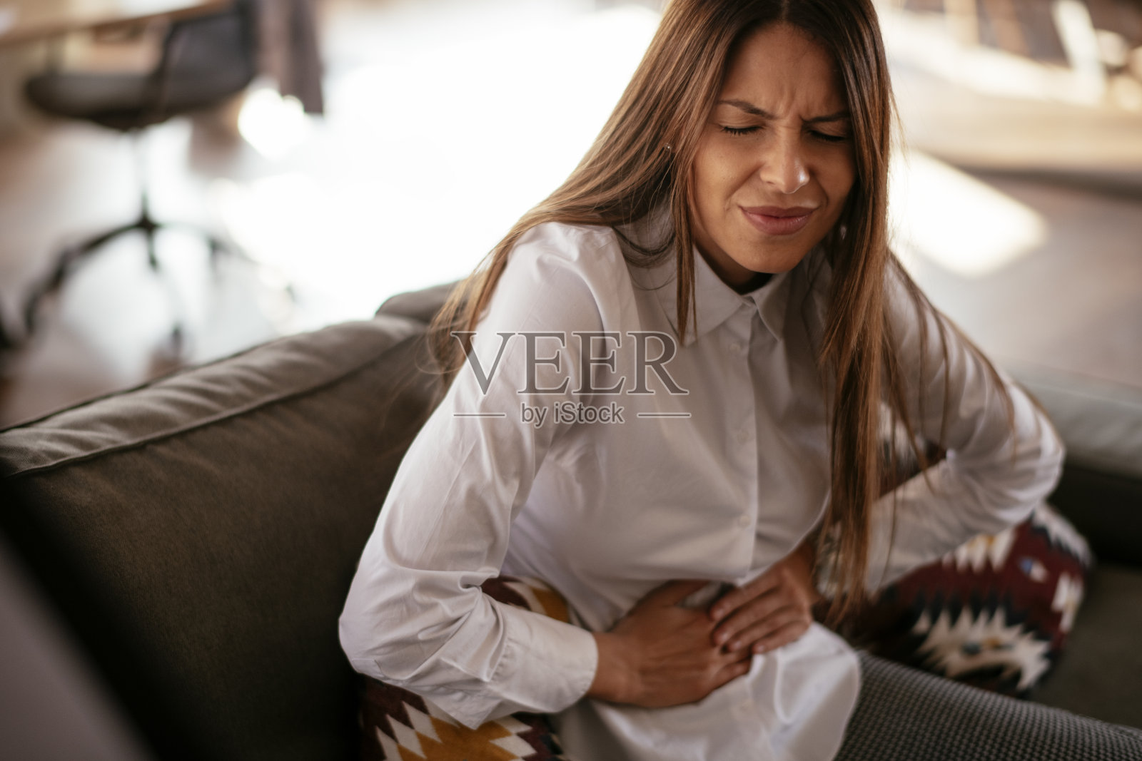 肚子疼的女人照片摄影图片
