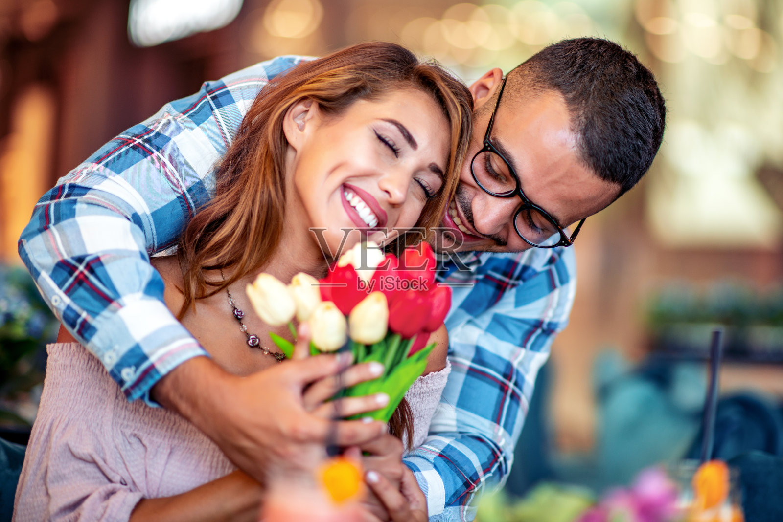 一对年轻夫妇坐在咖啡馆里照片摄影图片