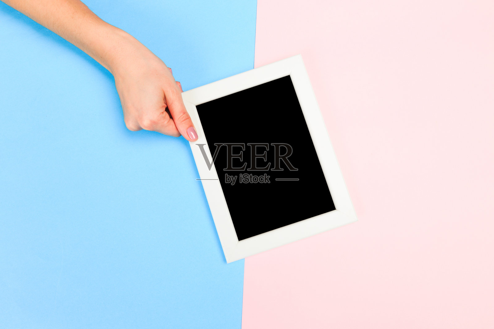 美丽的年轻女人的手为你的文本的框架上的背景-图像照片摄影图片